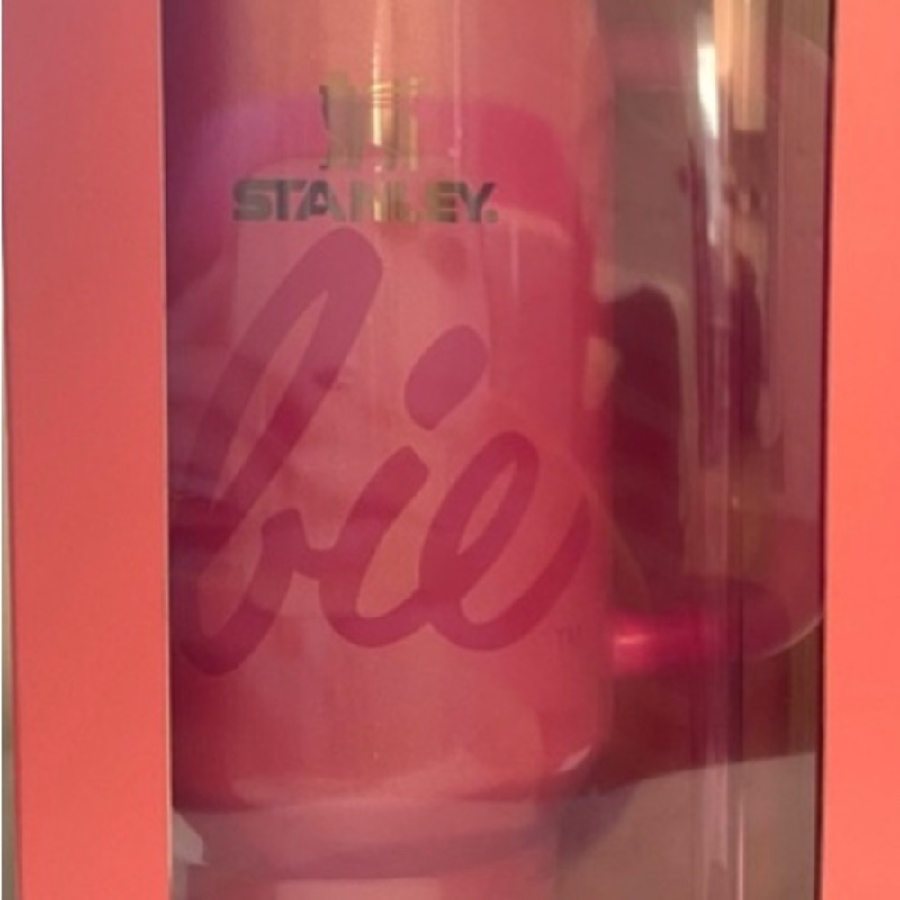 BARBIE 🩷🤍🩷🤍🩷
Stanley Pink Tumbler ~40oz~~